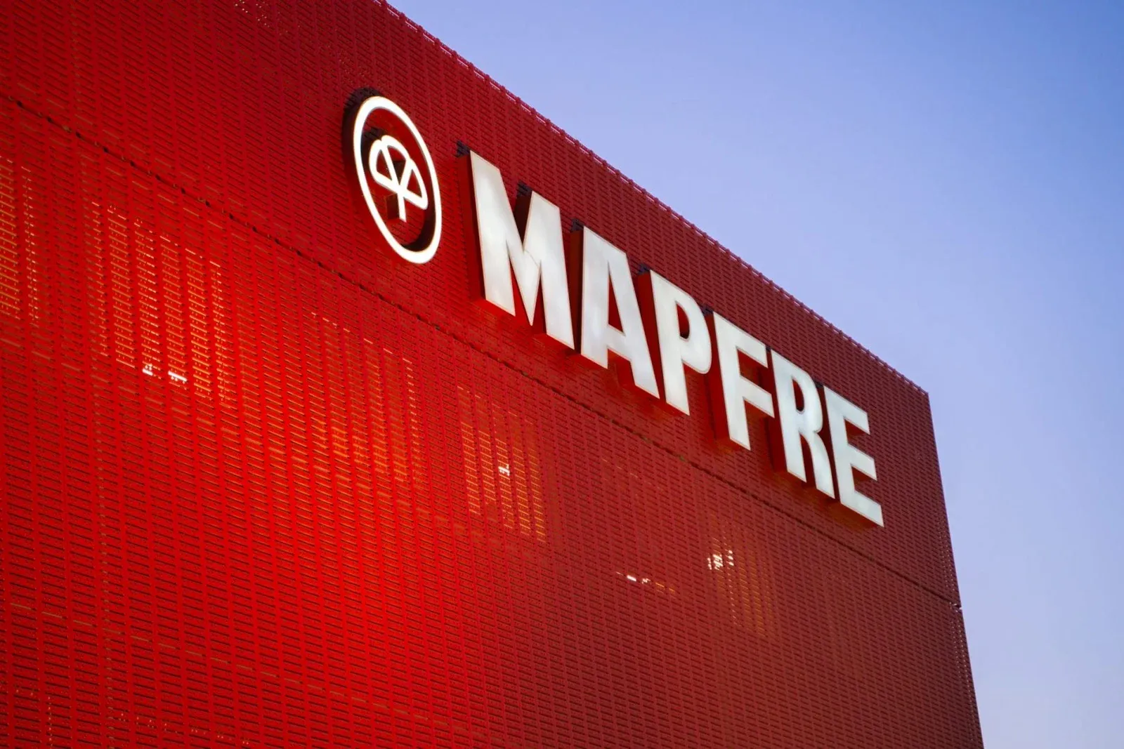 La fachada roja de la sede de Mapfre al atardecer