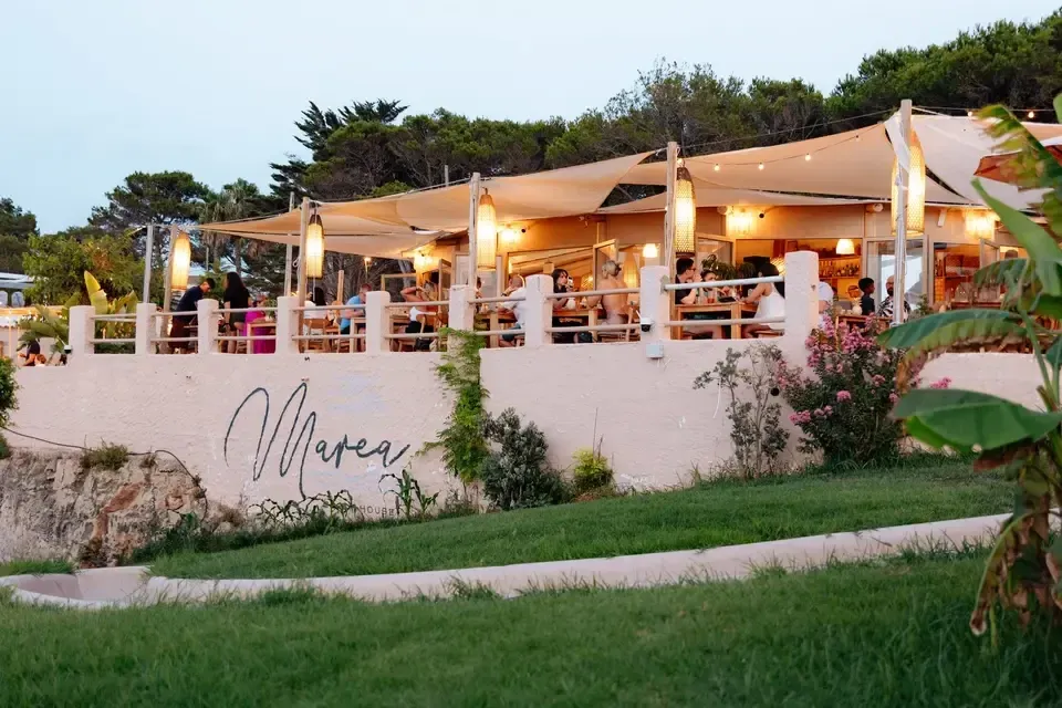 La terraza del restaurante Marea al atardecer, con las mesas llenas