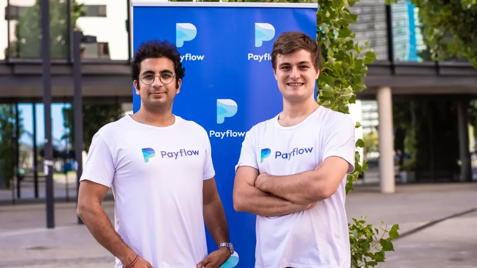 Los dos fundadores de Payflow delante de su photocall